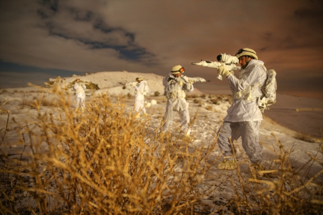 En uzun gecede eller tetikte